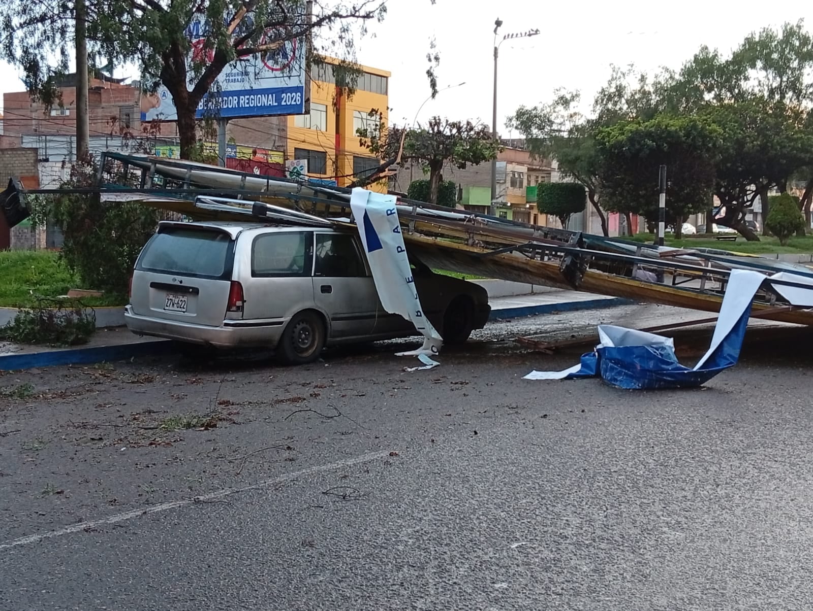 En la avenida Leguía panel publicatario aplastó station wagon. (Foto: Adrian Apaza)