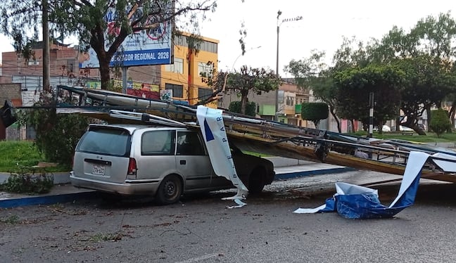En la avenida Leguía panel publicatario aplastó station wagon. (Foto: Adrian Apaza)