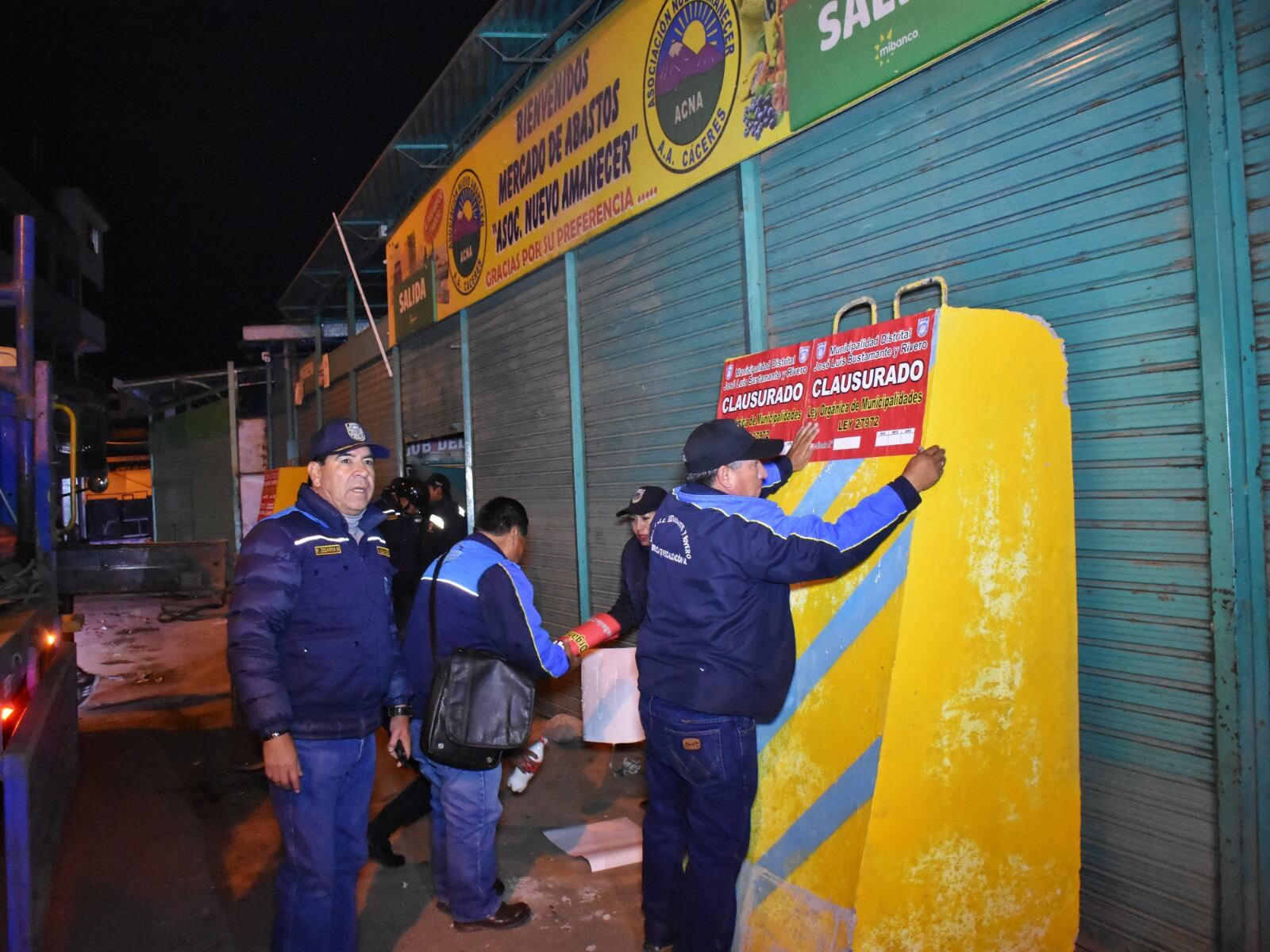 Colocaron bloques de cemento en ingreso al mercado Nuevo Amanecer. Foto: Cortesía.