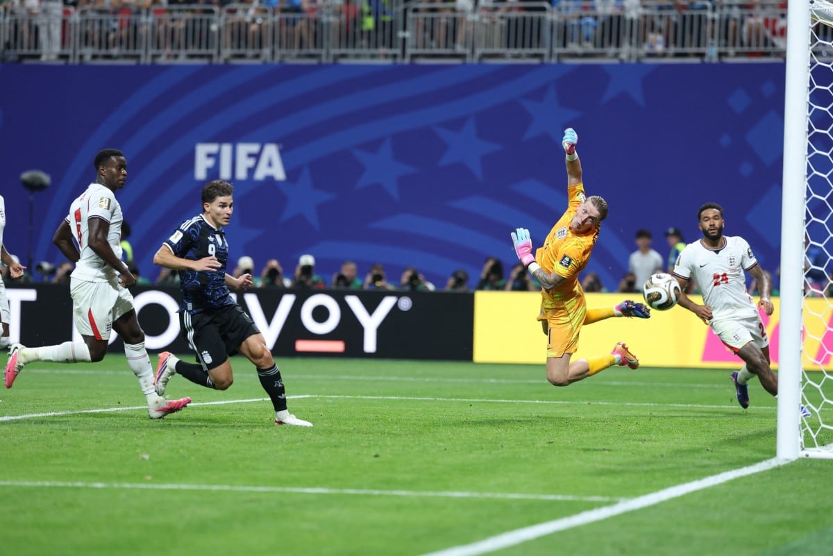 Enzo Fernández anota el empate para Argentina 1-1 Inglaterra en la semifinal del Mundial 2026. Foto: Agencia AFP.