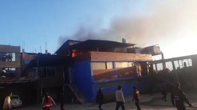 Sauna de Huancayo se incendia y clientes huyen espantados mientras vecinos intentan apagar el fuego