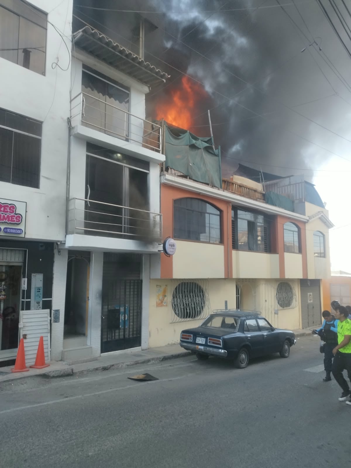 El fuego consumió un inmueble donde funcionaba un local de venta de plásticos. (Foto: Difusión)