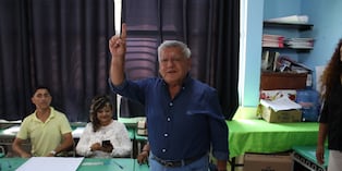 El candidato presidencial de APP llegó hasta la I.E. N° 80820 Víctor Larco. (Foto: Johnny Aurazo)