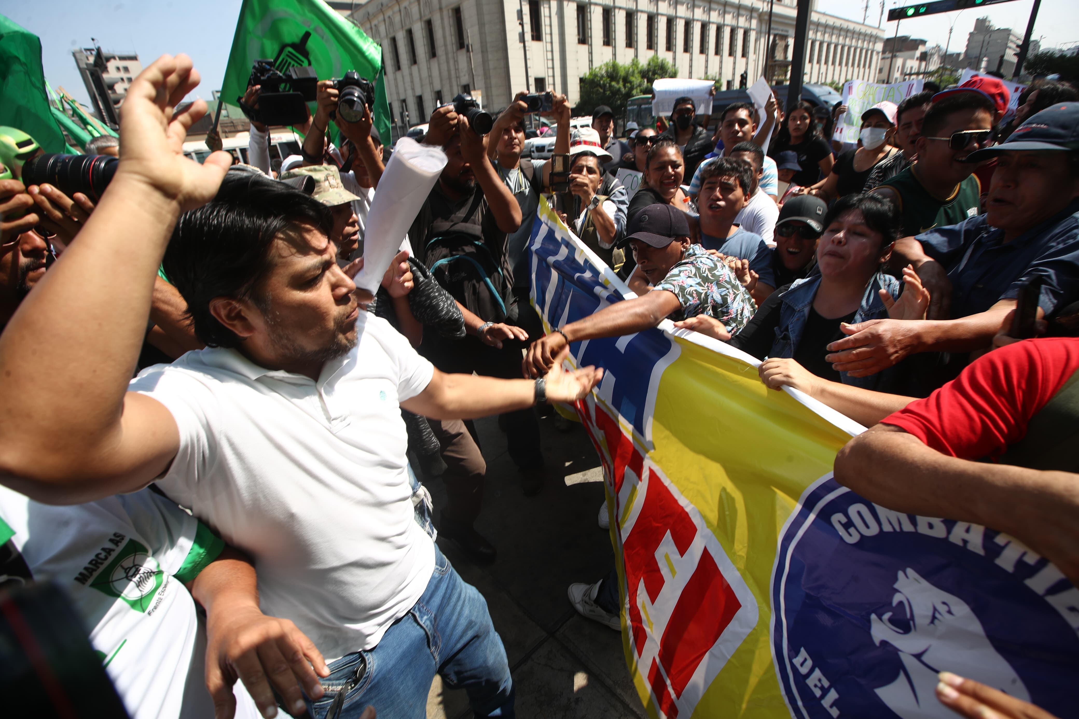 Enfrentamientos por Dina Boluarte y el caso Rolex en la sede del Ministerio Público. Fotos: jorge.cerdan/@photo.gec
