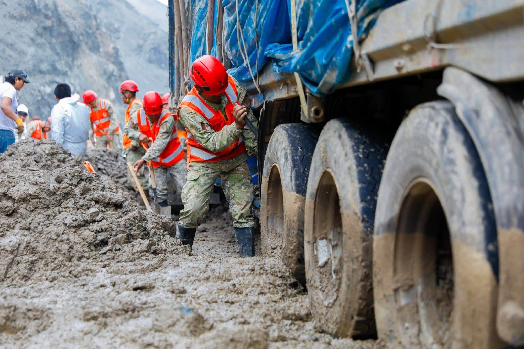 Soldados retiran el lodo almacenado entre los vehículos con lampas (Foto. Gobierno Regional de Arequipa)