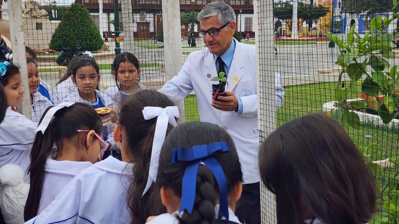 Alumnos del colegio Hermanos Blanco escucharon al científico, Roque Rodríguez.