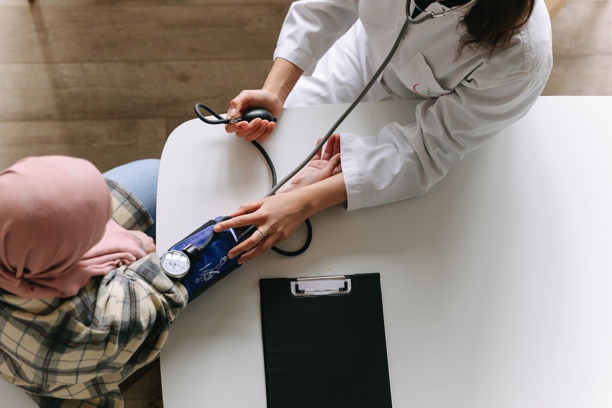 La leucemia linfocítica crónica es el tipo de leucemia más frecuente en adultos mayores y suele detectarse de manera incidental. Especialistas destacan que reconocer los síntomas y acudir a una evaluación médica puede mejorar el abordaje de la enfermedad.