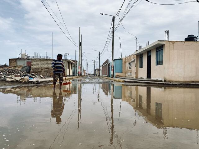 Las calles se convirtieron en riachuelos. (Foto: Randy Reyes)