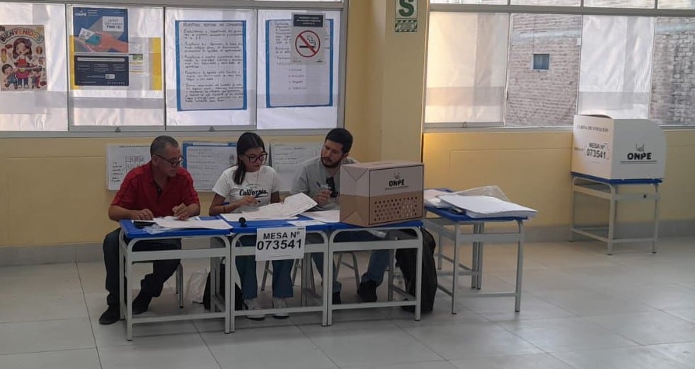 Desde muy temprano se instalaron algunas mesas en la región Piura.