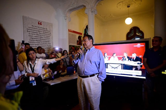 El candidato por partido "Buen Gobierno", Jorge nieto, recibió el flash electoral en su local en el centro de Lima. (Fotos: Paloma del Solar /@photo.gec)