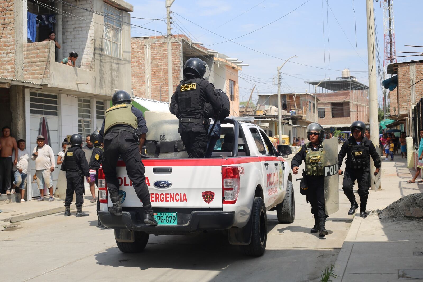 La Fiscalía señala que 10 de ellos, junto a cinco internos del penal de Piura, se dedicaban al sicariato, marcaje, robo agravado y extorsión, y operaban desde el 2021. Incluso, investigan a un policía que le incautaron celular porque, según la tesis fiscal, tenía como rol alertar a los hampones cuando iban a realizar operativos