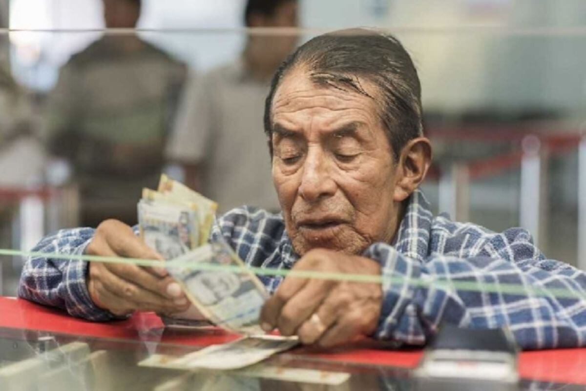 Pensionista de la ONP que recibe su pensión en el Banco de la Nación. (Foto: Andina)