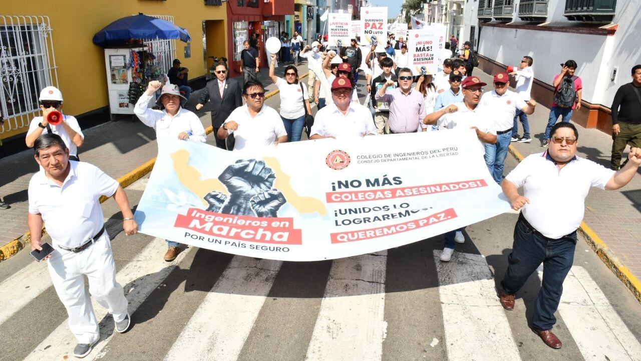 Enrique Luján Silva, decano del Colegio de Ingenieros de La Libertad, dijo que se sienten vulnerables y expuestos ante las bandas de extorsionadores que los amenazan en las obras. Dos miembros de esta orden profesional han sido asesinados y sus familiares exigen que los crímenes no queden impunes.