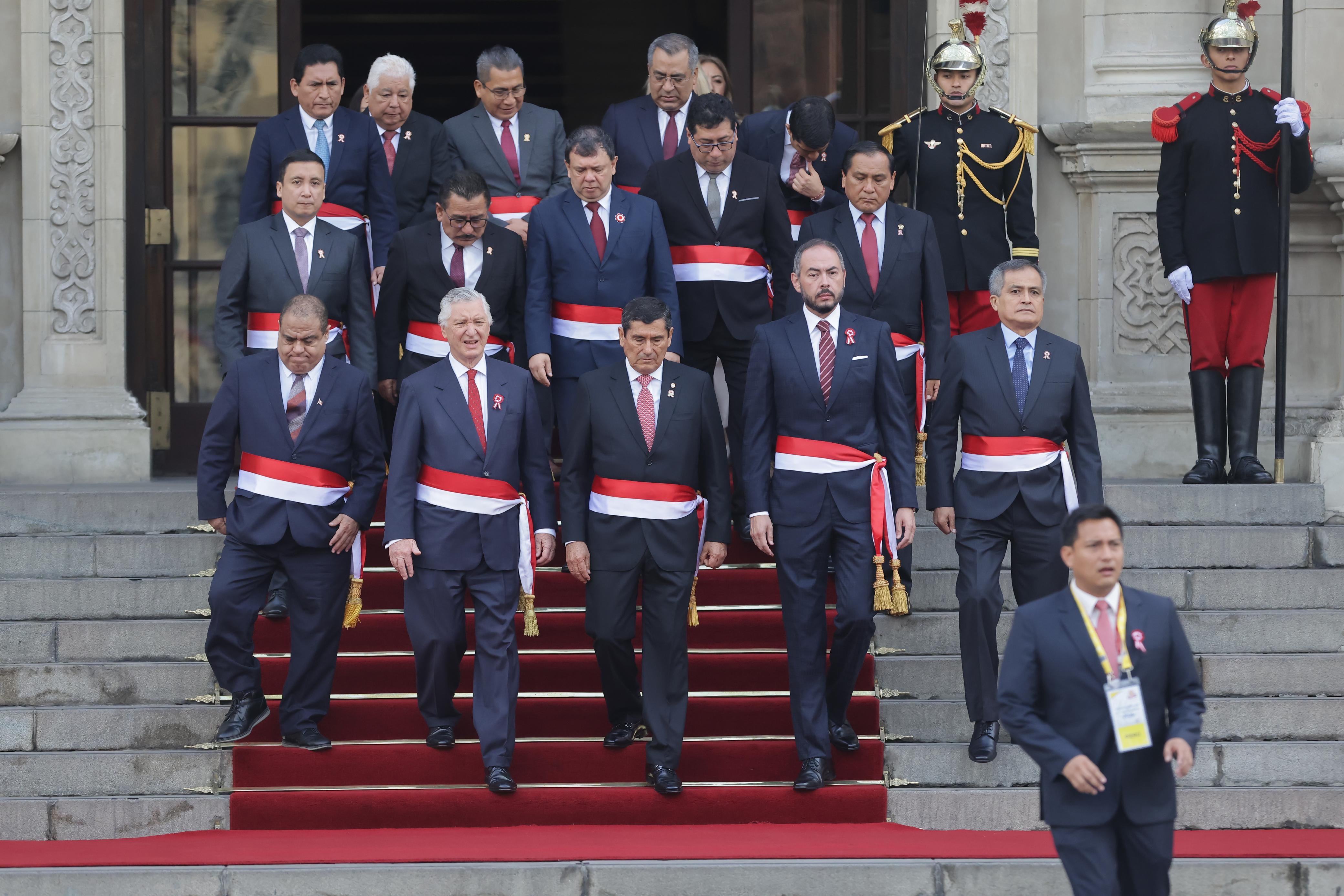 El saliente presidente José María Balcázar, junto con el Gabinete que dejará el puesto y que estuvo liderado por Luis Arroyo, dejan Palacio de Gobierno para acudir a la Misa y Te Deum por Fiestas Patrias. (Foto: Hugo Pérez /@photo.gec)