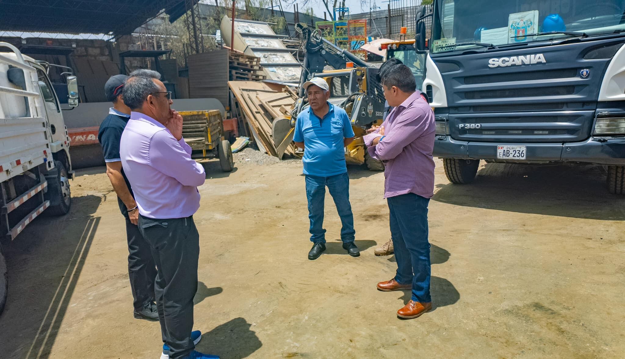 Alcalde Víctor Hugo Rivera visitó a trabajadores de limpieza. Foto: difusión.