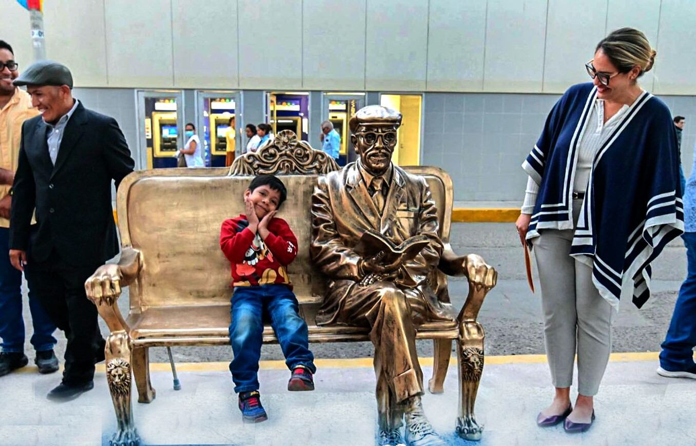 Escritor peruano es inmortalizado con una estatua en Piura.