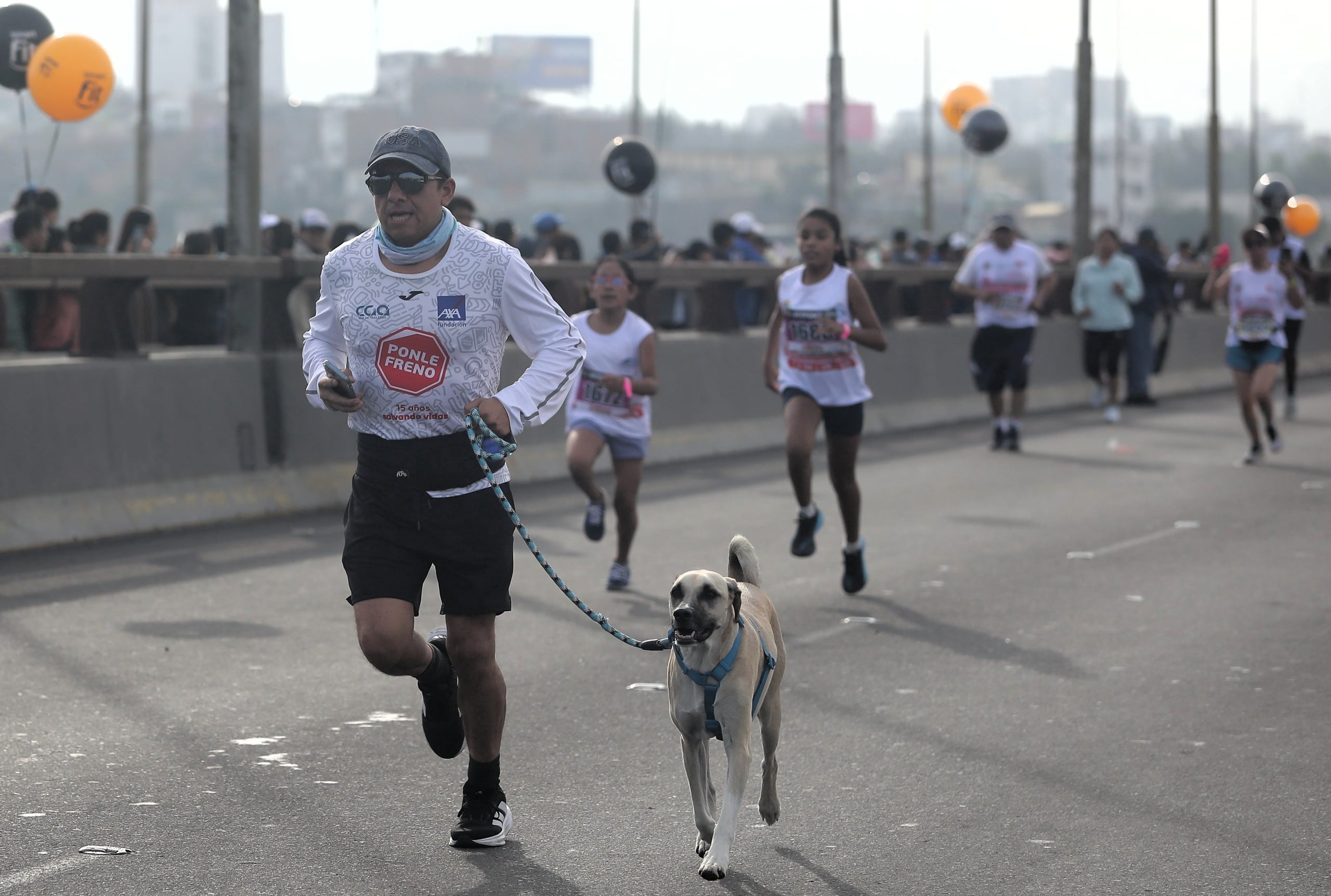 Atletas corrieron con sus mascotas en la Maratón Internacional Virgen de la Candelaria 2026. (Foto: Omar Cruz/@photo.gec).