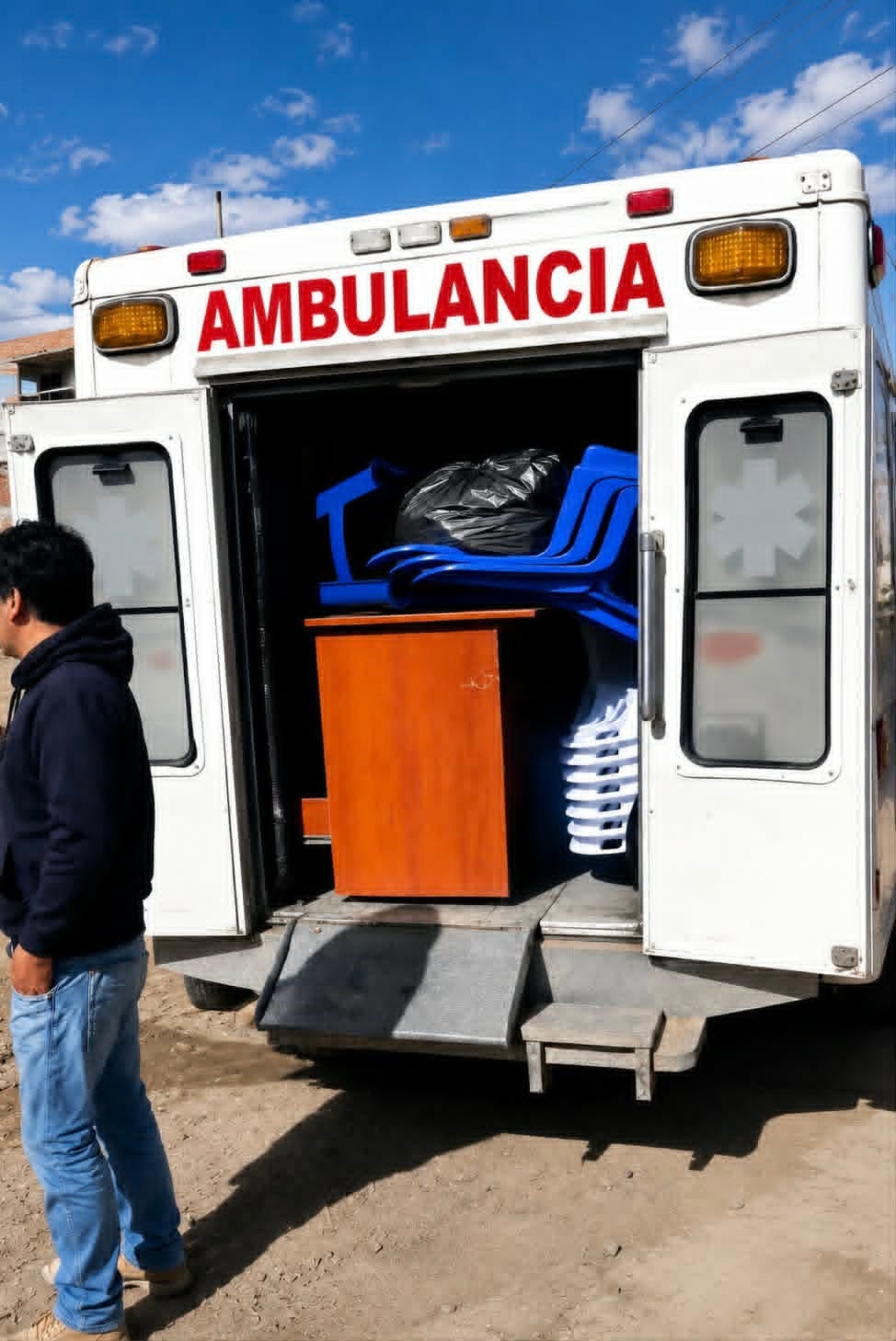Pobladores del distrito otuzcano grabaron la unidad cuando transportaba objetos como una mesa, sillas, ropa y hasta sábanas. Ante evidencia de los hechos, Gerencia Regional de Salud abrió una investigación y aseguró que de haber responsables, serán sancionados con todo el peso de la ley.