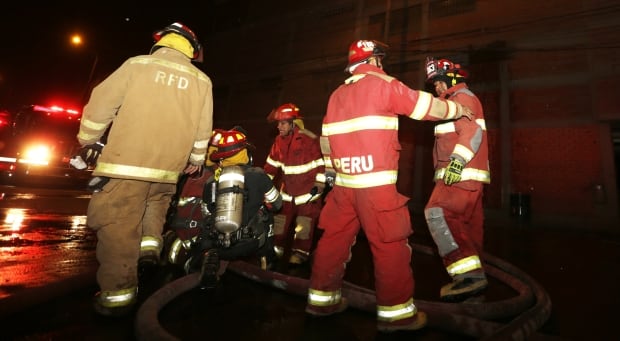 Comas: Incendio en almacén de escobas deja cinco afectados