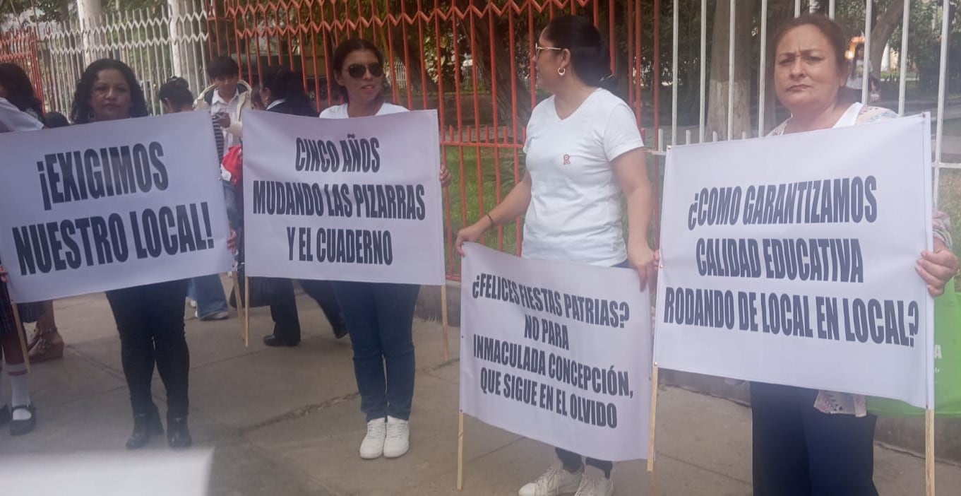 Parientes de estudiantes exigen entrega de nuevo local escolar.
