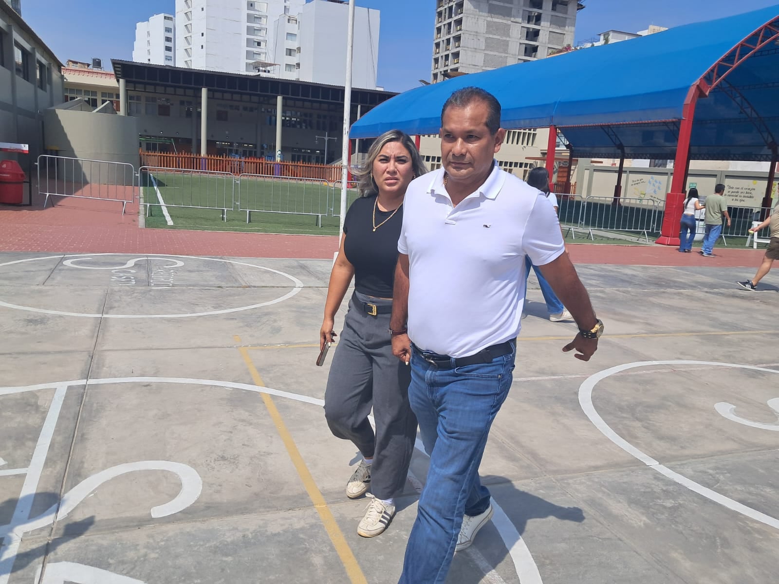 Acudió a votar en el colegio San José Obrero en el distrito de Víctor Larco Herrera.