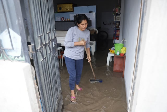 Keiko Fujimori evalúa declarar en emergencia distritos de Lima afectados por lluvias
