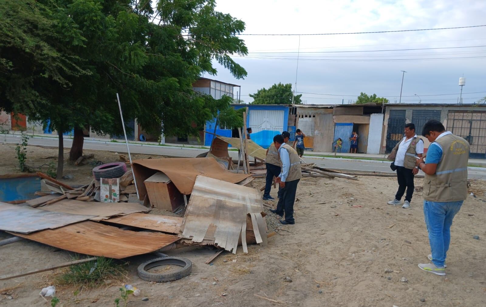 Retiran construcciones precarias que se encontraban en espacios públicos