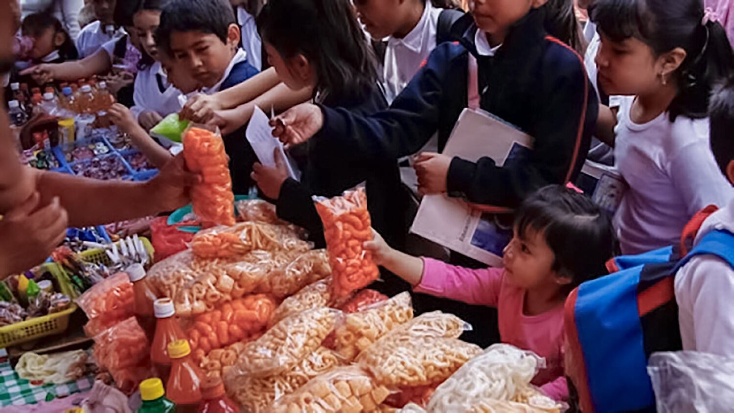 Un estudio realizado en 45 instituciones educativas del Cercado de Lima identificó una alta presencia de alimentos ultraprocesados dentro y fuera de los colegios, además de una limitada disponibilidad de agua para consumo humano.