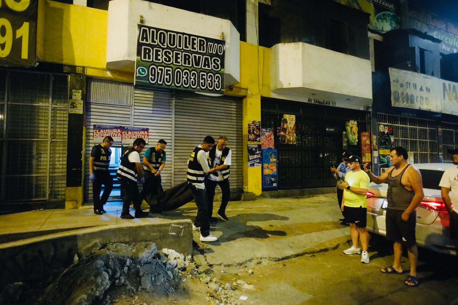 Dos sicarios a bordo de una motocicleta irrumpieron en una cancha sintética ubicada en la avenida San Juan y dispararon contra los asistentes. Las víctimas serían de nacionalidad venezolana.