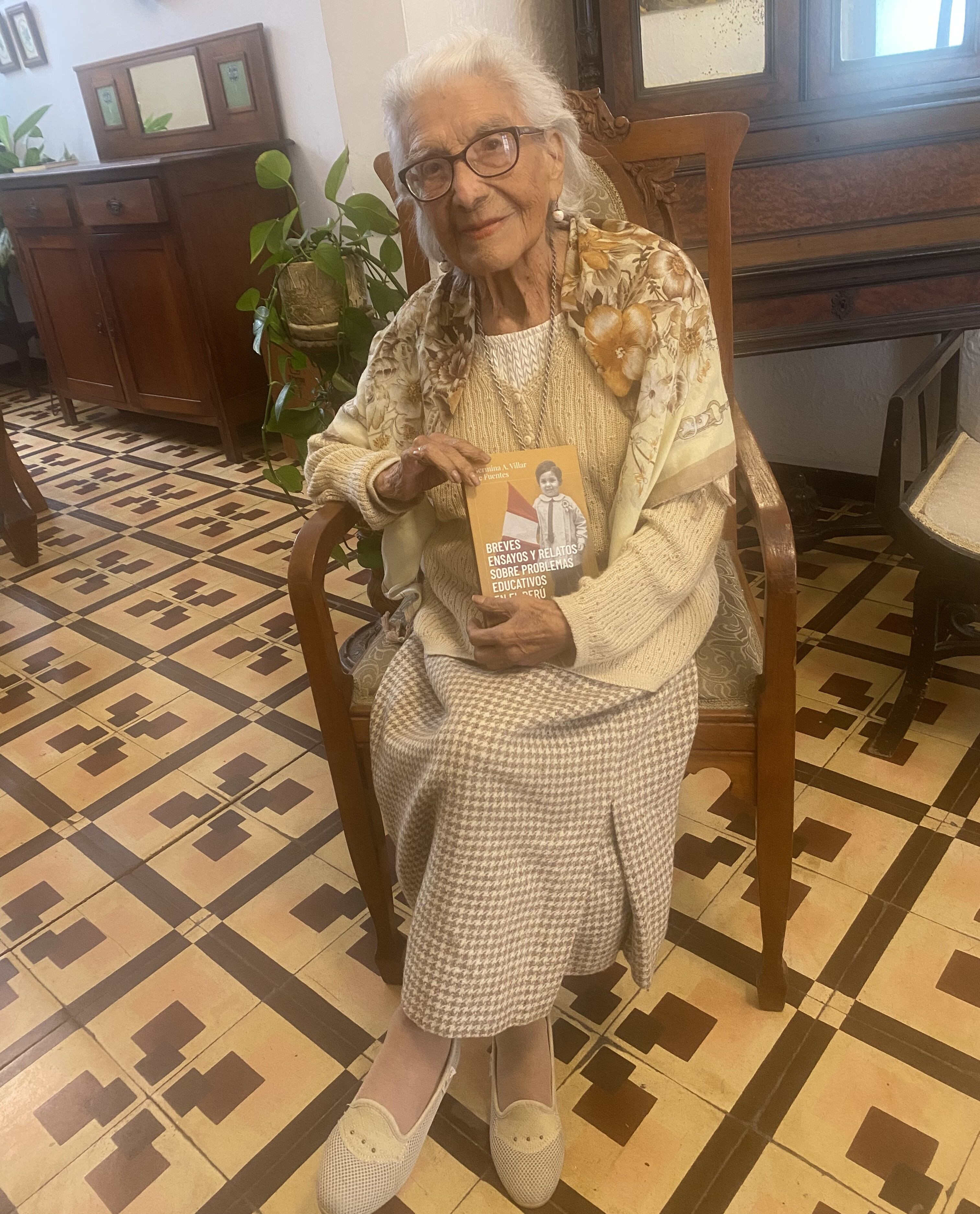 Germina Villar presenta su libro “Breves ensayos y relatos sobre problemas educativos en el Perú”, una recopilación de reflexiones sobre la realidad educativa nacional, editada por TVC Star Media y VOCES Revista Cultural de Lima.