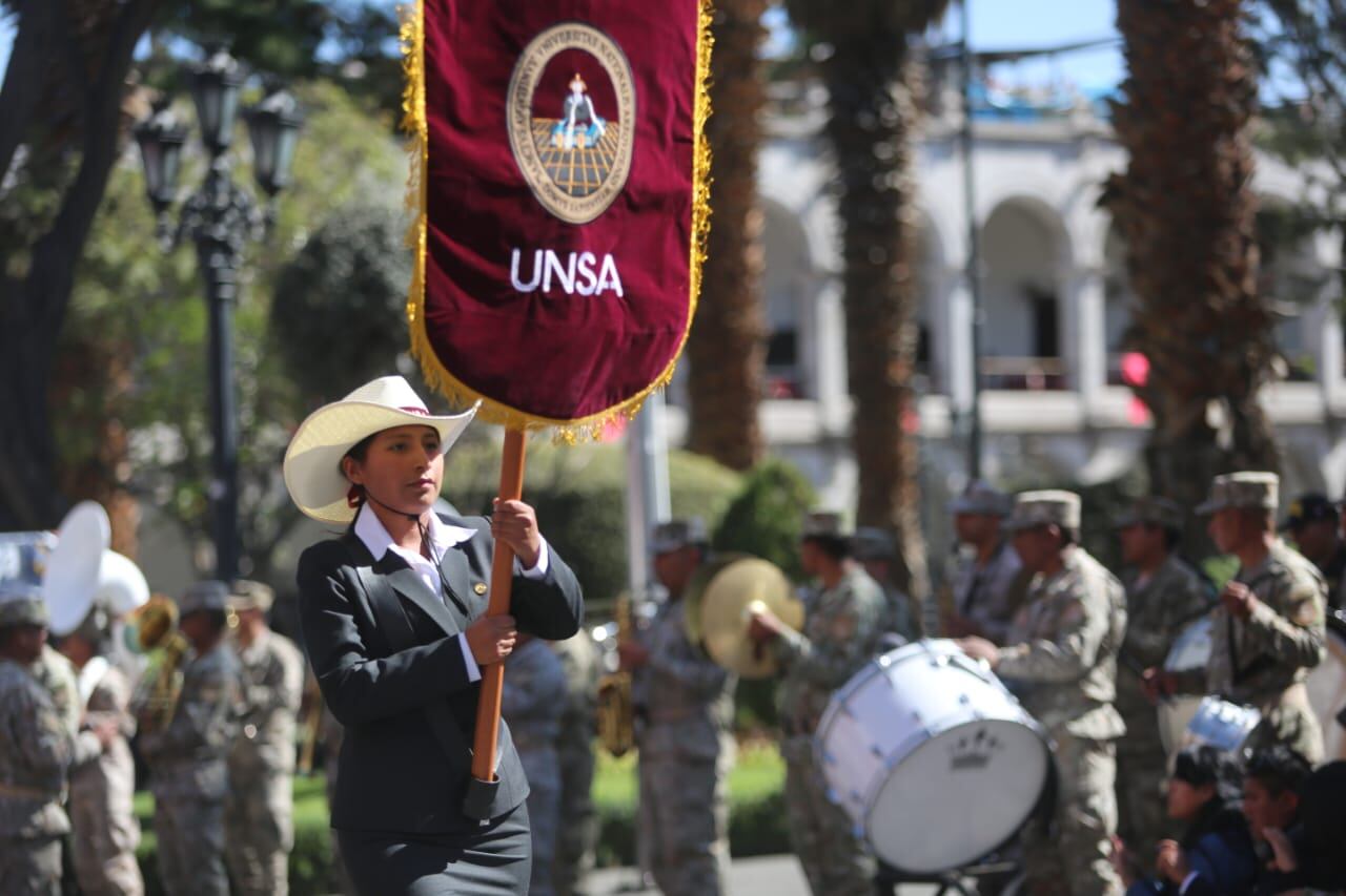 La Universidad San Agustín presente en saludo a Arequipa. (Foto: Leonardo Cuito)