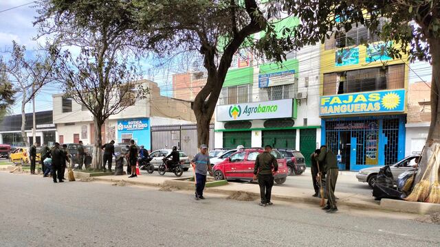 Cuadrillas del Ejército barren polvo que quedó tras las lluvias en calles de Chiclayo
