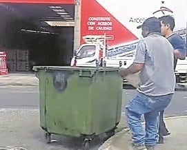 Fueron grabados por taxistas. Municipalidad provincial dice que ya están identificados y serán multados.