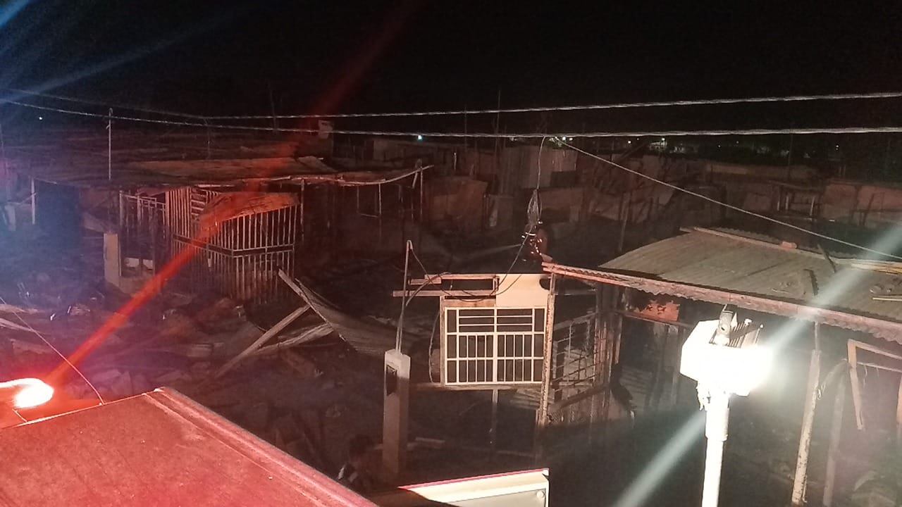 Según los vecinos, el fuego se propagó rápidamente, lo que generó pánico y terror entre los moradores de la zona.