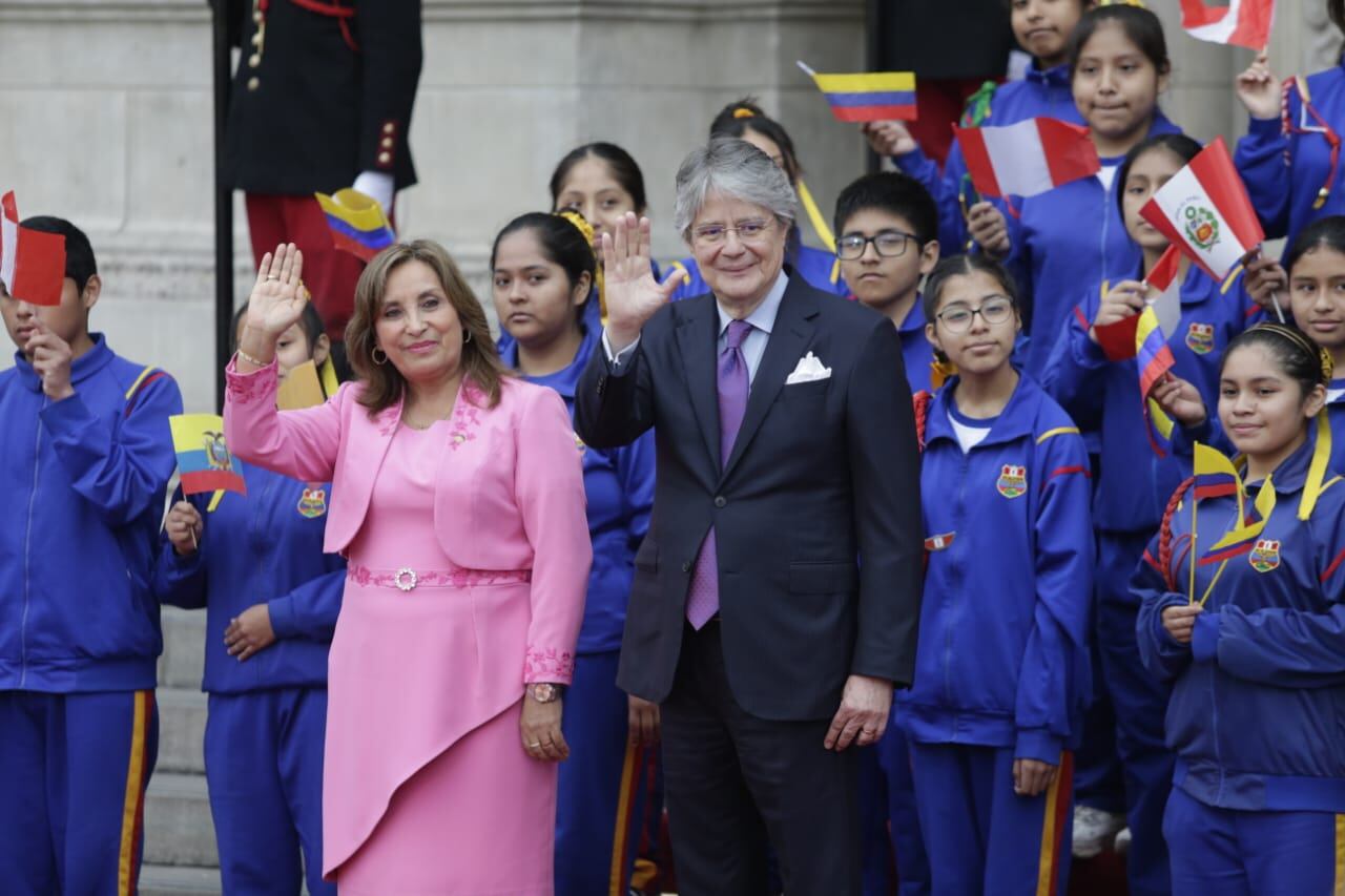 La mandataria Dina Boluarte Zegarra recibe en Palacio de Gobierno al presidente de Ecuador, Guillermo Lasso. Quien realiza una visita oficial al Perú, en el marco aniversario de la suscripción de los Acuerdos de Paz de Brasilia. Foto: César Bueno@photo.gec