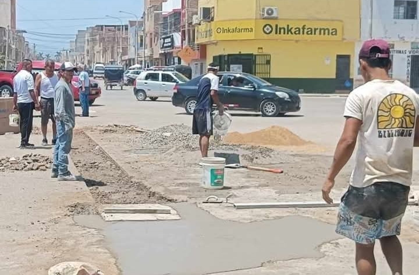Taxistas logran parchar vía con su peculio.