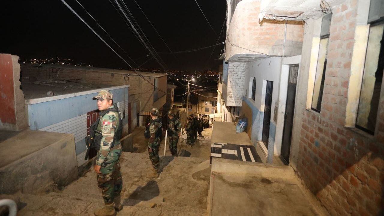 El coronel Víctor Revoredo, jefe del Equipo Contra la Criminalidad de la PNP, revela que “Los Malditos de Río Seco”, “La Gran Alianza”, “Los Llaveros” y otros grupos se aliaron para dominar actividades delictivas en la región. Hampones capturados no revelan la identidad de cabecilla de esta facción por temor a morir.