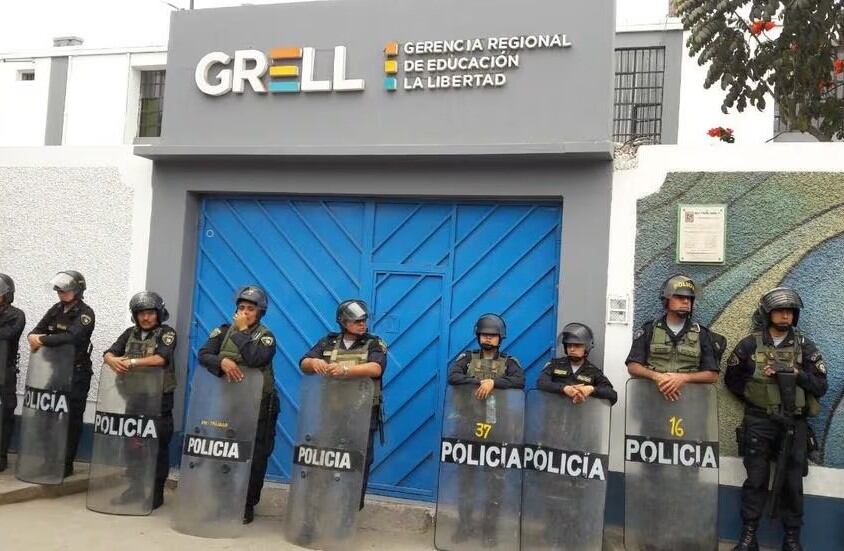 Flor Ahón Solís, Doris Velezmoro Arbaiza y Jeny Barja Vilca fueron denunciadas ante la Tercera Fiscalía Provincial Penal Corporativa de Trujillo por títulos de profesores otorgados por Instituto Superior “Virgen de la Puerta”. Caso, sin embargo, fue derivado ante la Fiscalía Especializa en Delito de Corrupción de Funcionarios