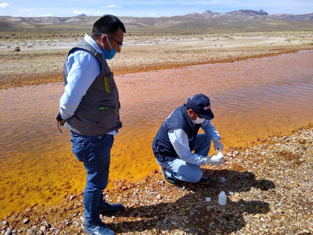 CRÍTICO. Agua presenta un fuerte color amarillento por los metales pesados. (Foto: Difusión)