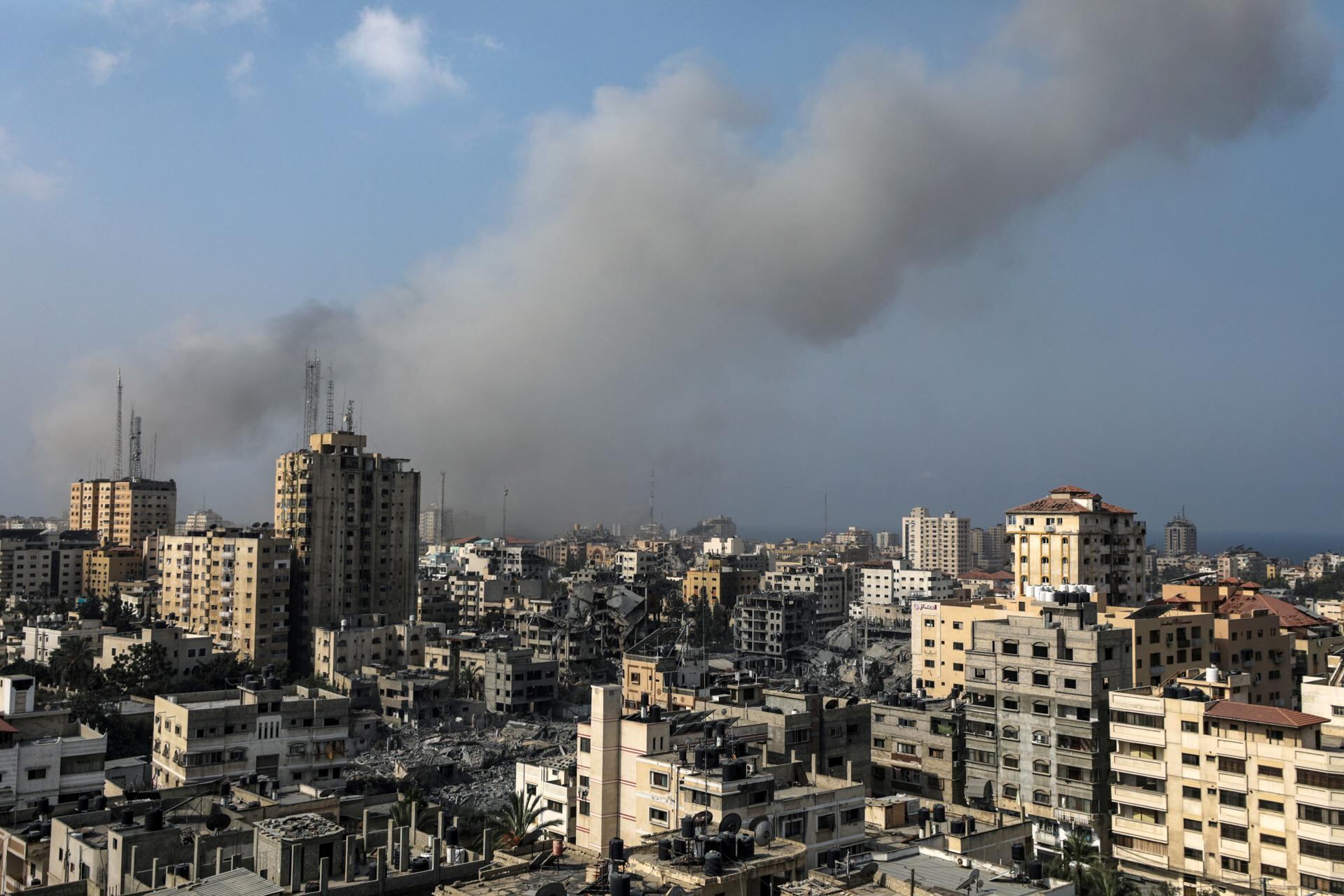 Dos monjas peruanas esperan ser evacuadas en la Franja de Gaza con destino a Egipto. EFE/EPA/MOHAMMED SABER