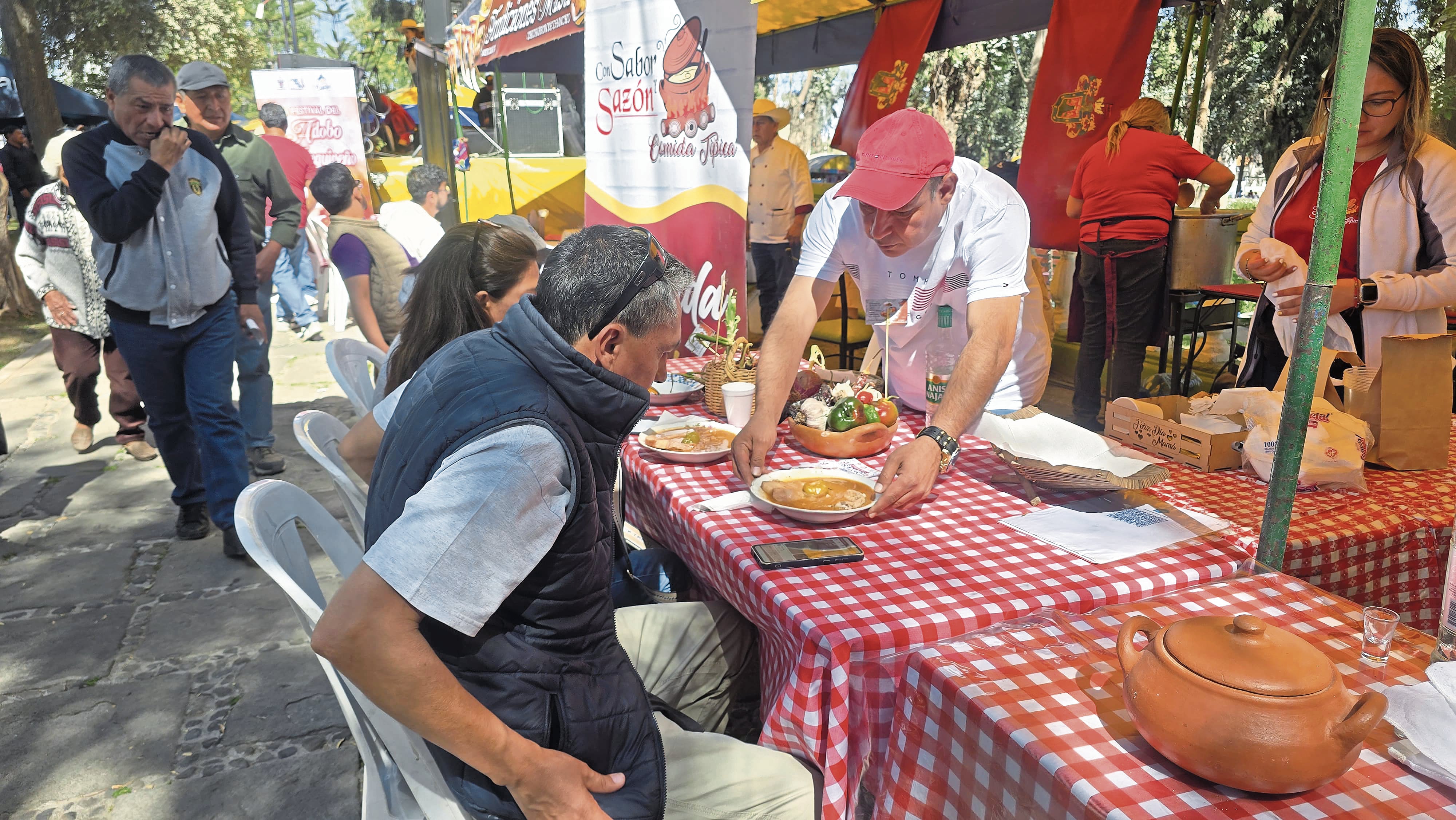 Varias mesas estaban llenas de comensales en Festival del Adobo. Foto: GEC.