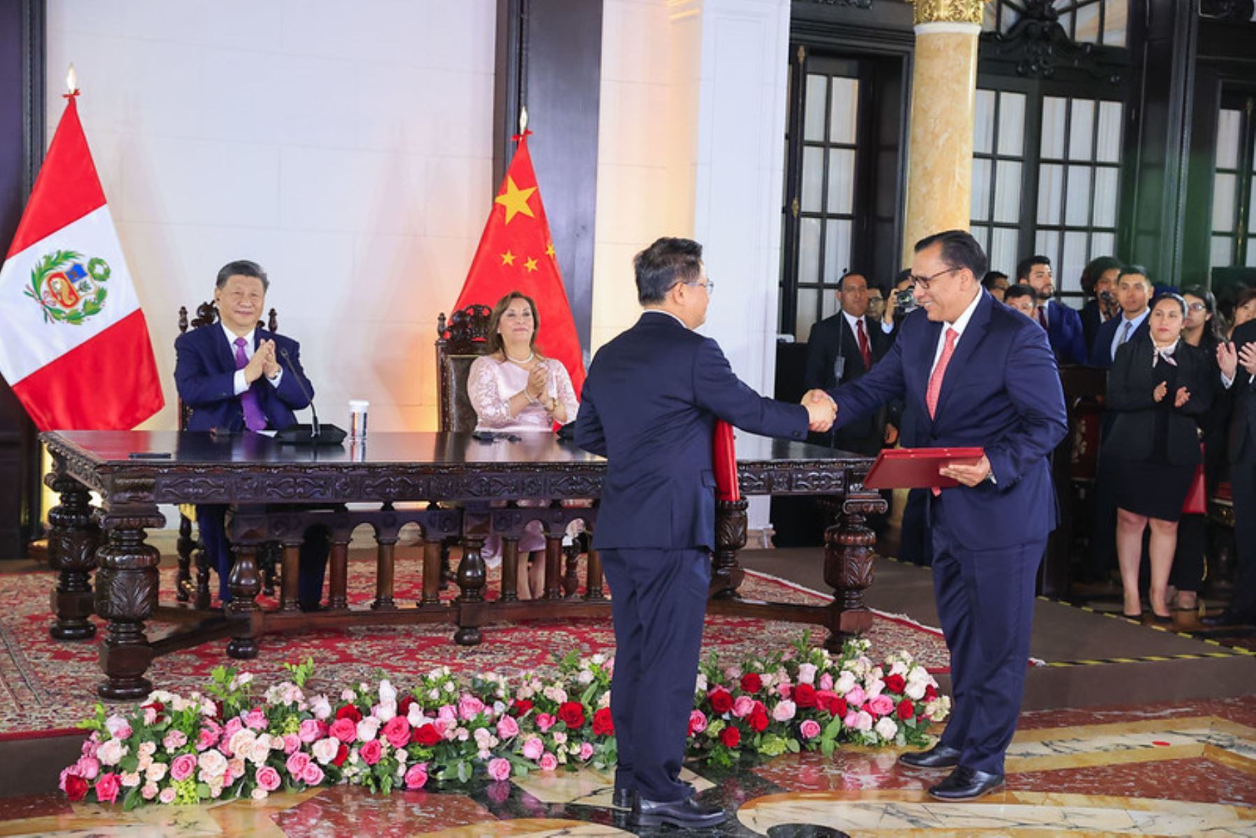 Xi Jinping y Dina Boluarte suscriben la ampliación del Tratado de Libre Comercio entre Perú y China. (Foto: GEC)