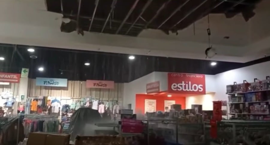 El techo de la tienda Estilos en el centro comercial Plaza Norte se desprendió en Arequipa (Foto: Difusión)