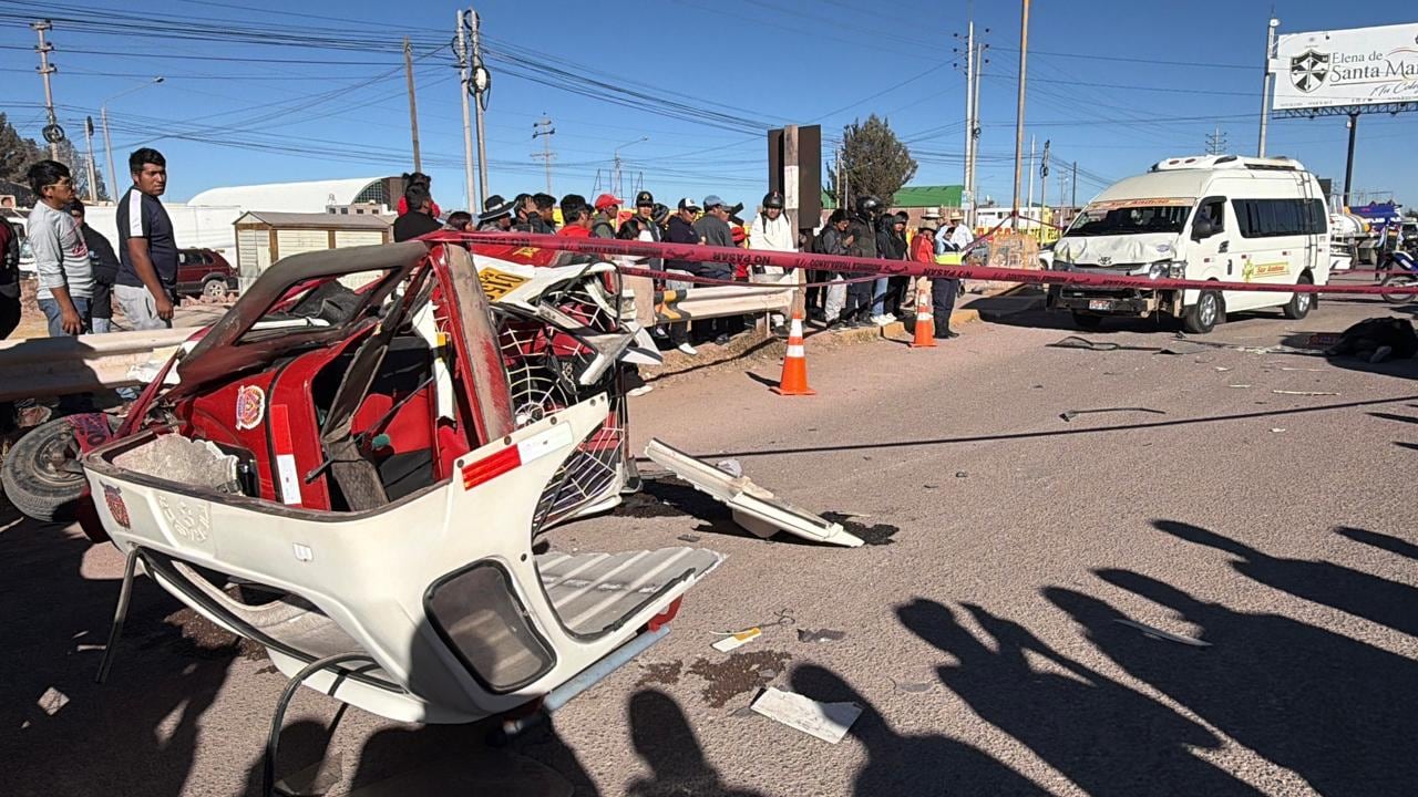 Puno: Dos fallecidos tras el choque de una combi y un mototaxi en Juliaca