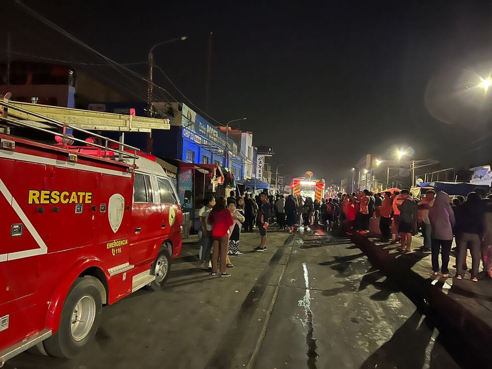 Seis compañías de bomberos llegaron para atender la emergencia reportada en la madrugada en la ciudad de Trujillo.