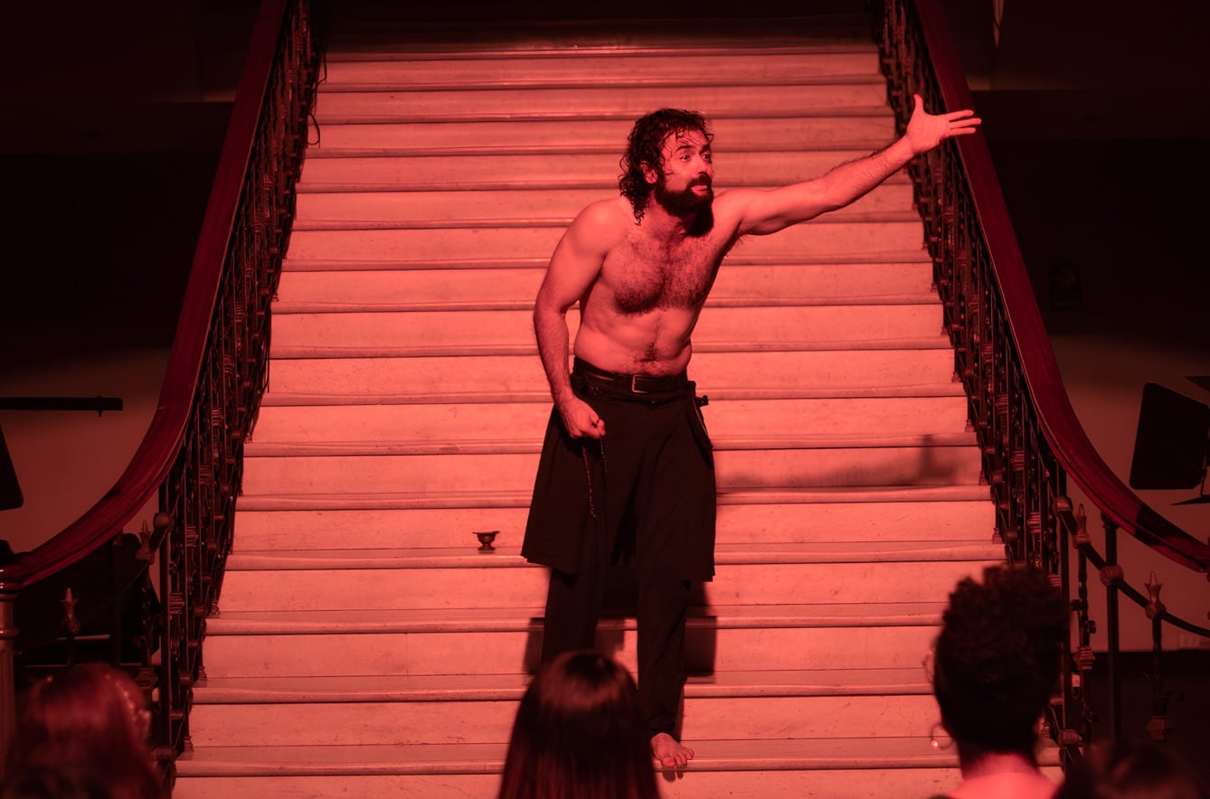 La propuesta escénica explora la locura y los conflictos internos del personaje de Hamlet mediante una experiencia performática contemporánea con música en vivo.