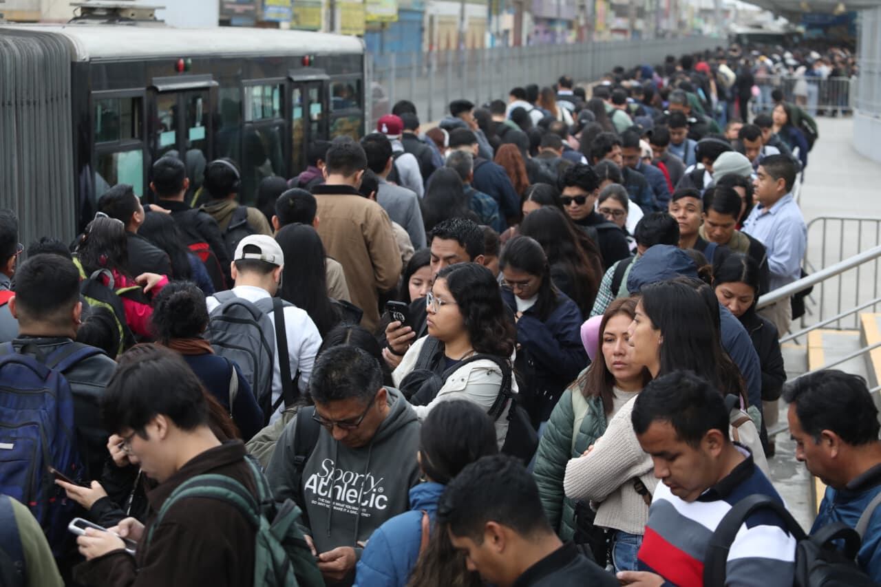 La Autoridad de Transporte Urbano (ATU) informó que los servicios Torre Blanca, Carabayllo, Naranjal, Bertello y La Ensenada fueron suspendidos de manera temporal debido a protestas en distintas zonas de la capital. (Fotos: Antonio Melgarejo/ @photo.gec)