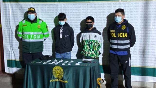 Detienen a dos jóvenes con 17 bolsitas de marihuana en plaza de Huancavelica