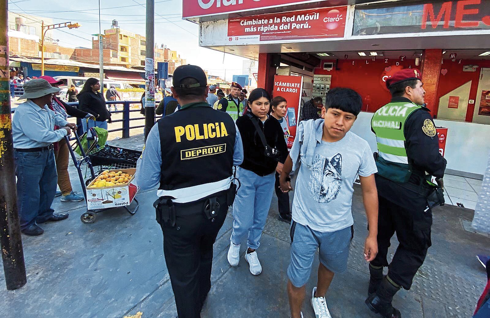 Policías en plataforma Andrés Avelino Cáceres. (Foto: GEC)