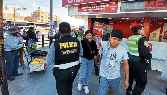 Policías en plataforma Andrés Avelino Cáceres. (Foto: GEC)